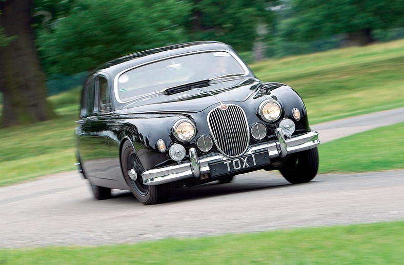 Jaguar Mk. I 3.4 Litre - jumping Jag: sport 
z czworgiem drzwi