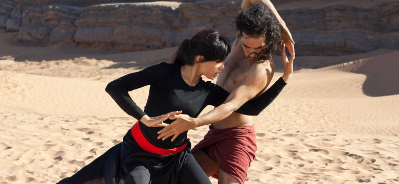 Freida Pinto tańczy na pustyni, choć to zakazane