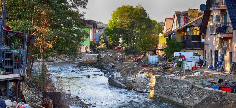 Przerwanie tamy w Stroniu Śląskim: państwo obiecało, zawiodło, zostawiło ludzi bez pełnej kompensacji szkód. Nikt nie poniósł odpowiedzialności