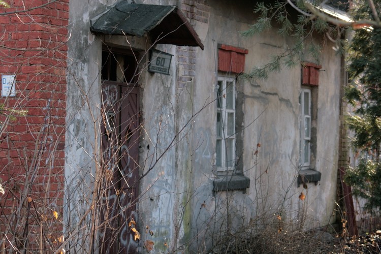 Bywa tak, że mieszkanie lub dom kupuje się w dużej mierze ze względu na jedną z cech. Może to być np. lokalizacja czy otoczenie. Rzecz w tym, że po latach cecha ta może się zmienić lub przestać być dla mieszkańców atrakcyjna. To co kiedyś było zieloną okolicą zmieni się w zatłoczone blokowisko, a cisza lasu może zostać zakłócona przez wybudowaną obwodnicę. Czasem ludzie kupują mieszkanie ze względu na korzystne dojazdy np. do pracy. Tę jednak można zmienić, w przypadku mieszkania w dużym mieście lub pod nim może okazać się, że dojazdy zajmują obecnie zbyt dużo. Jeśli każdego dnia spędzasz w środkach komunikacji trzy godziny to warto zastanowić się nad zmianą miejsca zamieszkania.
Tak naprawdę powodów do zmiany mieszkania jest dużo więcej. Mogą być to naprzykrzający się sąsiedzi, problemy ze spłatą kredytu, a nawet rzeczy, które trudno nazwać czy policzyć jak po prostu niechęć do danego miejsca. Przy zamianie nieruchomości na większą/droższą należy jednak pamiętać o podstawowym warunku – musi być nas na nią stać.
