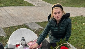 Andrijana na Džejevom grobu