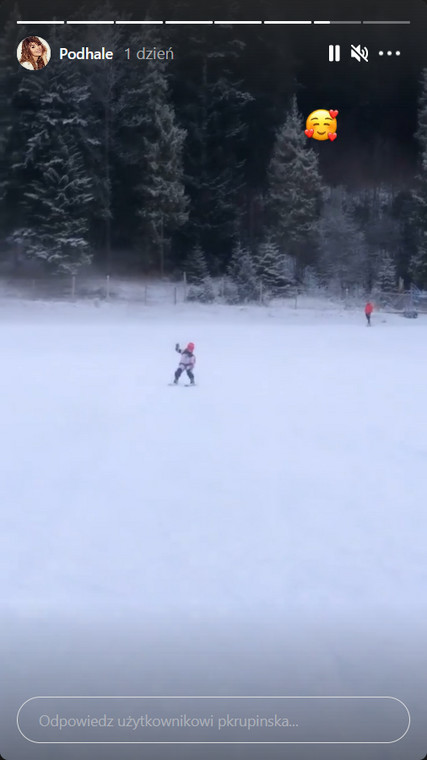 Córka Pauliny Krupińskiej i Sebastiana Karpiela-Bułecki uczy się jeździć na nartach