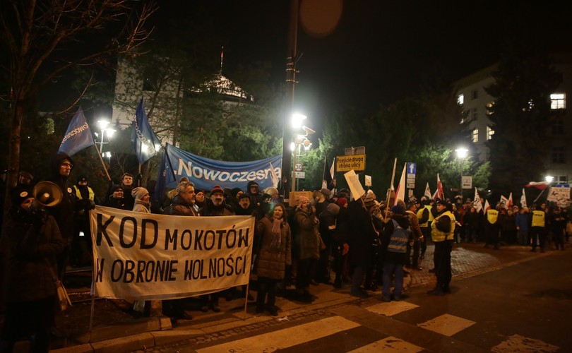 Przed Sejmem przeciwko ograniczeniu praw dziennikarzy do relacjonowania obrad parlamentu protestuje Komitet Obrony Demokracji