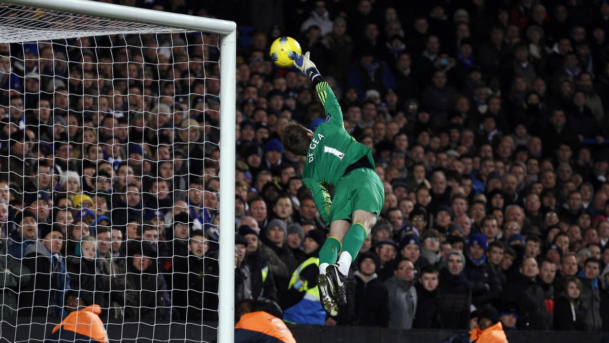 Howard Webb ściągnął na siebie krytykę za podyktowanie dwóch rzutów karnych dla Manchesteru United w meczu z Chelsea Londyn. Bramkarz The Blues Petr Cech nie chciał otwarcie skrytykować pracy sędziego w tym spotkaniu. Przyznał, że jego drużyna powinna była ten mecz wygrać.