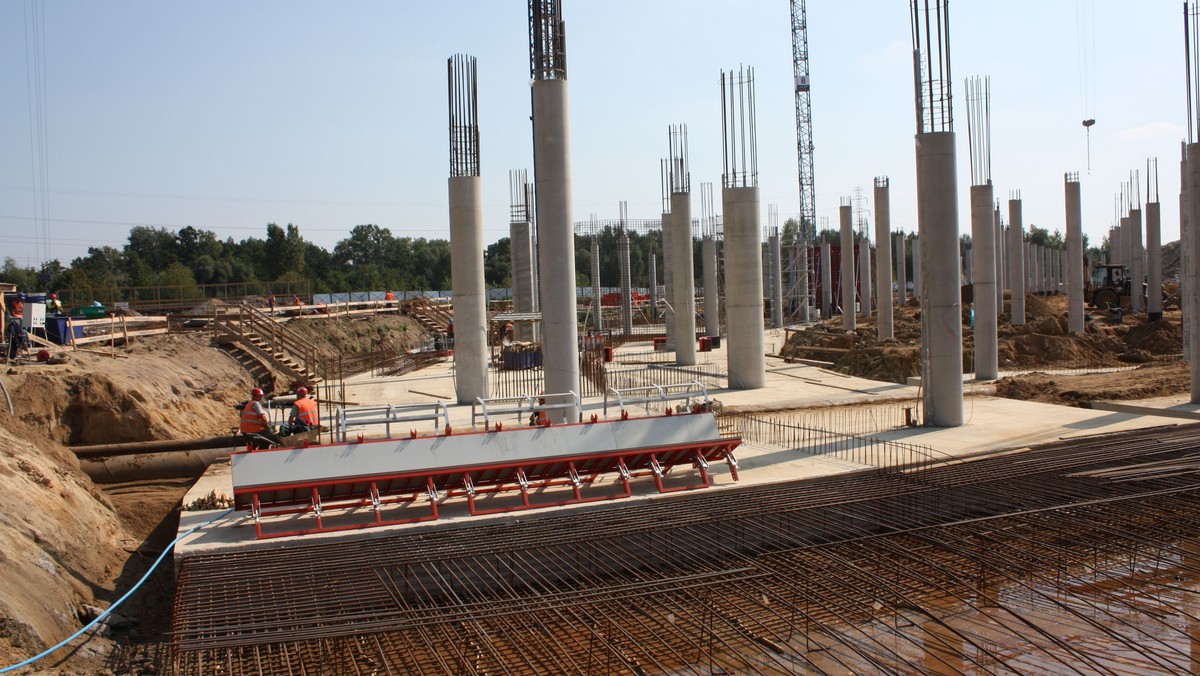 We Wrocławiu trwa największa do tej pory operacja logistyczna przy budowie stadionu. Przez miasto przejadą potężne betonowe elementy konstrukcji stadionu. Każdy waży 110 ton i ma 36 metrów długości.