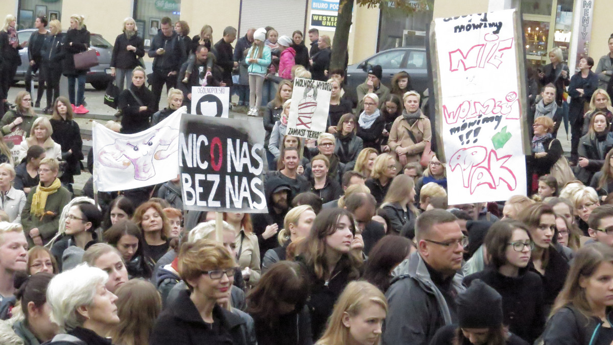 Białostoczanki nie składają broni. W rocznicę strajku kobiet islandzkich zamierzają spotkać się na Rynku Kościuszki, żeby zaprotestować przeciwko dyskryminacji kobiet. Protest ma być kontynuacją "czarnego poniedziałku" i w całej Polsce będzie odbywać się pod hasłem: "Nie składamy parasolek – strajk kobiet II runda"