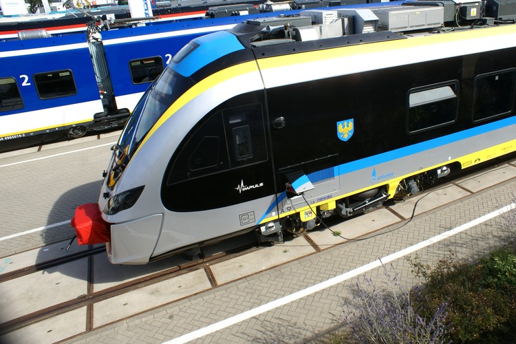 Impuls to rodzina elektrycznych składów pasażerskich sprzedawanych przez Newag od 2011 r. w wersjach dwu-, trzy-, cztero-, pięcio- i sześcioczłonowych. Dotychczas producent dostarczył odbiorcom w różnych częściach Polski ponad sto takich składów. <br><br>
Impuls jest odpowiednikiem i konkurentem elektrycznego pociągu Elf bydgoskiej Pesy. Nieprzypadkowo też Impuls II pojawia się na rynku niemal jednocześnie z Elfem 2 Pesy.<br><br>
Newag chwalił się Impulsem we wrześniu ub. roku podczas targów Innotrans w Berlinie, czyli największej tego typu imprezie na świecie. <br><br>
Na zdj. Pociąg Impuls dla Opolszczyzny podczas targów Innotrans w Berlinie w 2016 r.