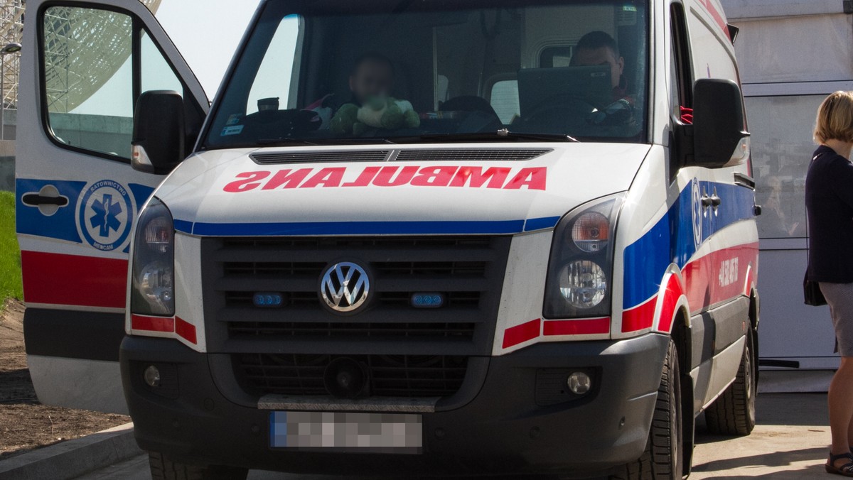 W Czarnkowie w Wielkopolsce rodzice zostawili w nagrzanym aucie dwuletnią córkę. Z dwójką pozostałych dzieci poszli w tym czasie na pizzę. Dziecko uratowali policjanci, którzy otworzyli okno w samochodzie. Lekarz stwierdził u dwulatki przegrzanie organizmu.