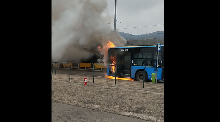 Lángra kapott a busz hátulja