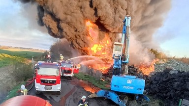 Pożar składowiska opon w Koninie. Trwa akcja strażaków