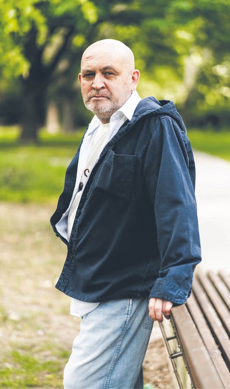 Tomasz Karoń, strateg polityczny, współpracował m.in. z SLD, PO i PiS; przed wyborami w 2015 r. przygotowywał strategię dla Nowoczesnej, współtworzył koncept „Trzech pokoleń Lewicy” dla komitetu SLD w 2019 r. Obecnie doradza szefowi Agrounii Michałowi Kołodziejczakowi