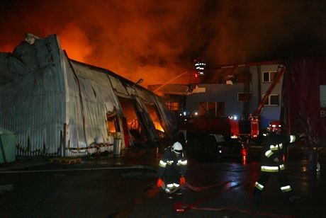 09.07.2007 Wilanow kolo Jedrzejowa (swietokrzyskie). Duzy pozar fabryki plastiku .Fot. Dariusz Gacek