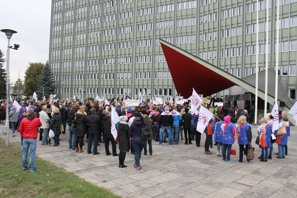 Kielce: "NIE" dla reformy edukacji. Głośny protest świętokrzyskich nauczycieli