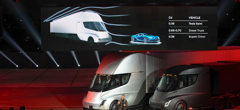 Tesla Semi i Roadster. Elon Musk ujawnił pierwszą elektryczną ciężarówkę i niesamowite auto osobowe