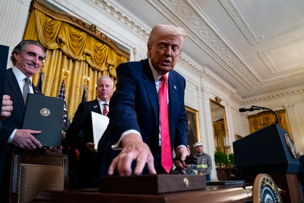 Trump "jest sfrustrowany" Rosją. Jego specjalny wysłannik znów leci na spotkanie z Putinem