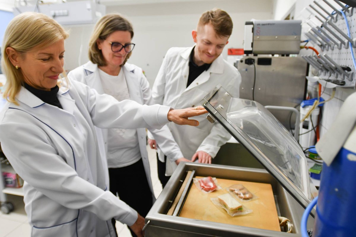 Wydział Biotechnologii i Nauk o Żywności Politechniki Łódzkiej. N/z: dr hab.inż. Agnieszka Nowak / w okularach /, prof.dr hab.inż. Grażyna Budryn oraz mgr inż.Andrzej Jaśkiewicz