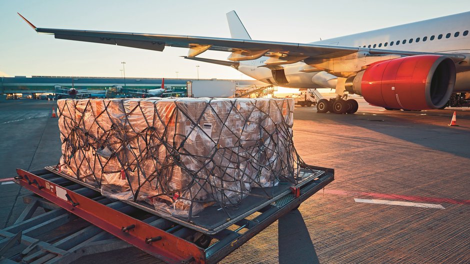 Popyt na transport cargo jest tak duży, że linie lotnicze przerabiają część samolotów pasażerskich na towarowe.