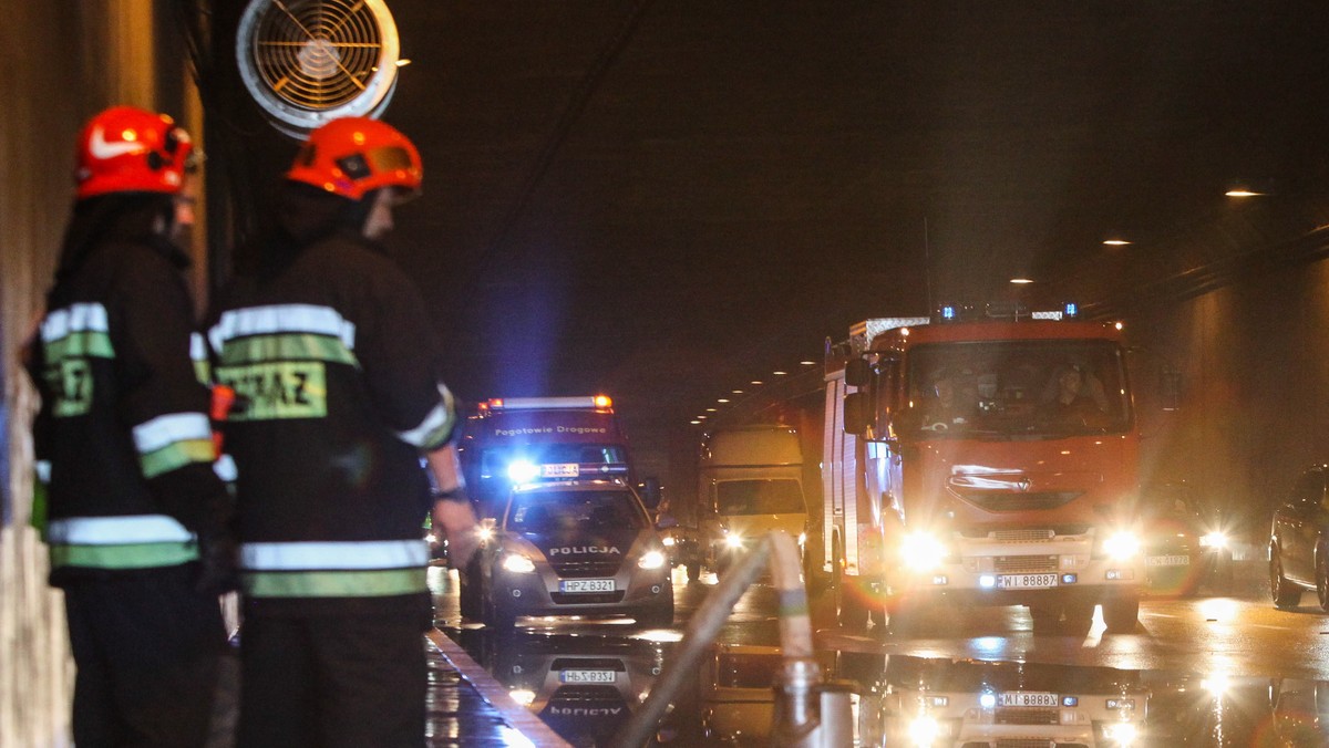 Przyczyną niedzielnego zalania tunelu Wisłostrady było uszkodzenie czujnika pomiarowego, odpowiedzialnego za monitorowanie Wisły. W przyszłości, po wydaniu ostrzeżenia burzowego przez IMiGW, ZDM będzie wysyłał do tunelu swojego pracownika - poinformował stołeczny ratusz.