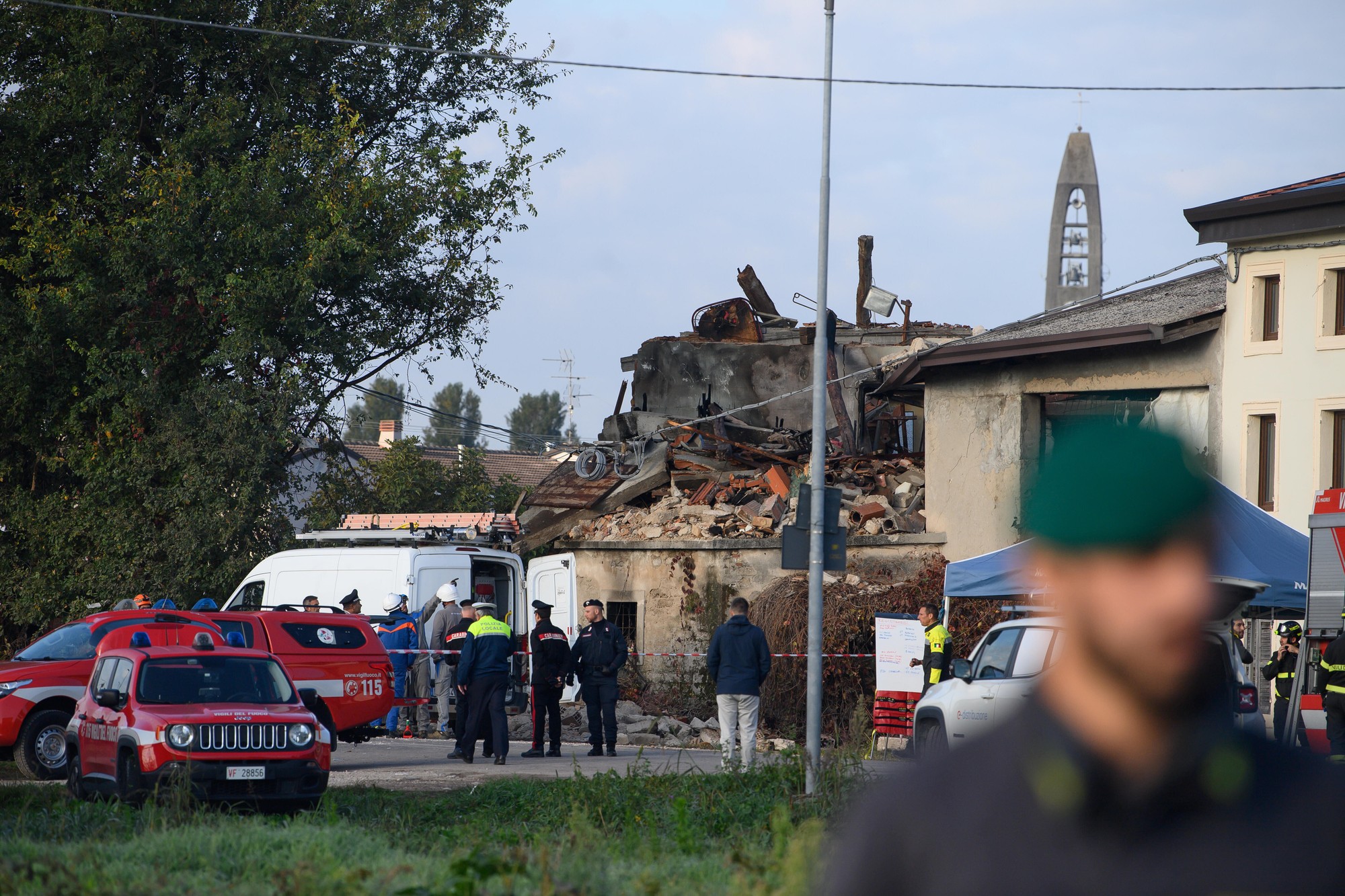 Pri pokuse vysťahovať rodinu z domu v talianskej provincii Verona zahynuli traja policajti.