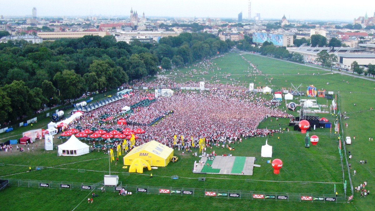 Ponad 12 tysięcy funkcjonariuszy i pracowników pracowało 106 575 godzin przy zabezpieczeniu Euro 2012 w Małopolsce. Użyto 3590 pojazdów służbowych, 57 razy policyjne działania wspierały psy służbowe - poinformował rzecznik prasowy małopolskiej policji Mariusz Ciarka.