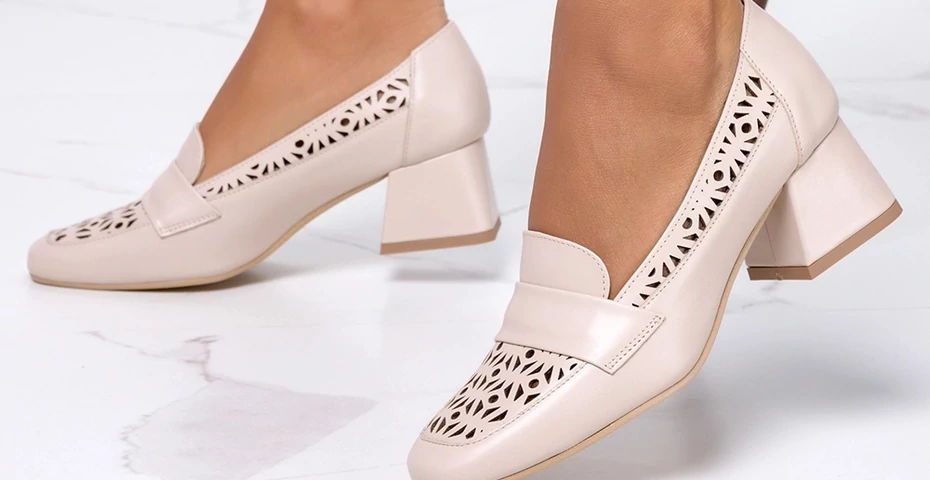 Kobiety po 50-tce oszalały na punkcie tych butów. Ażurowe detale robią robotę