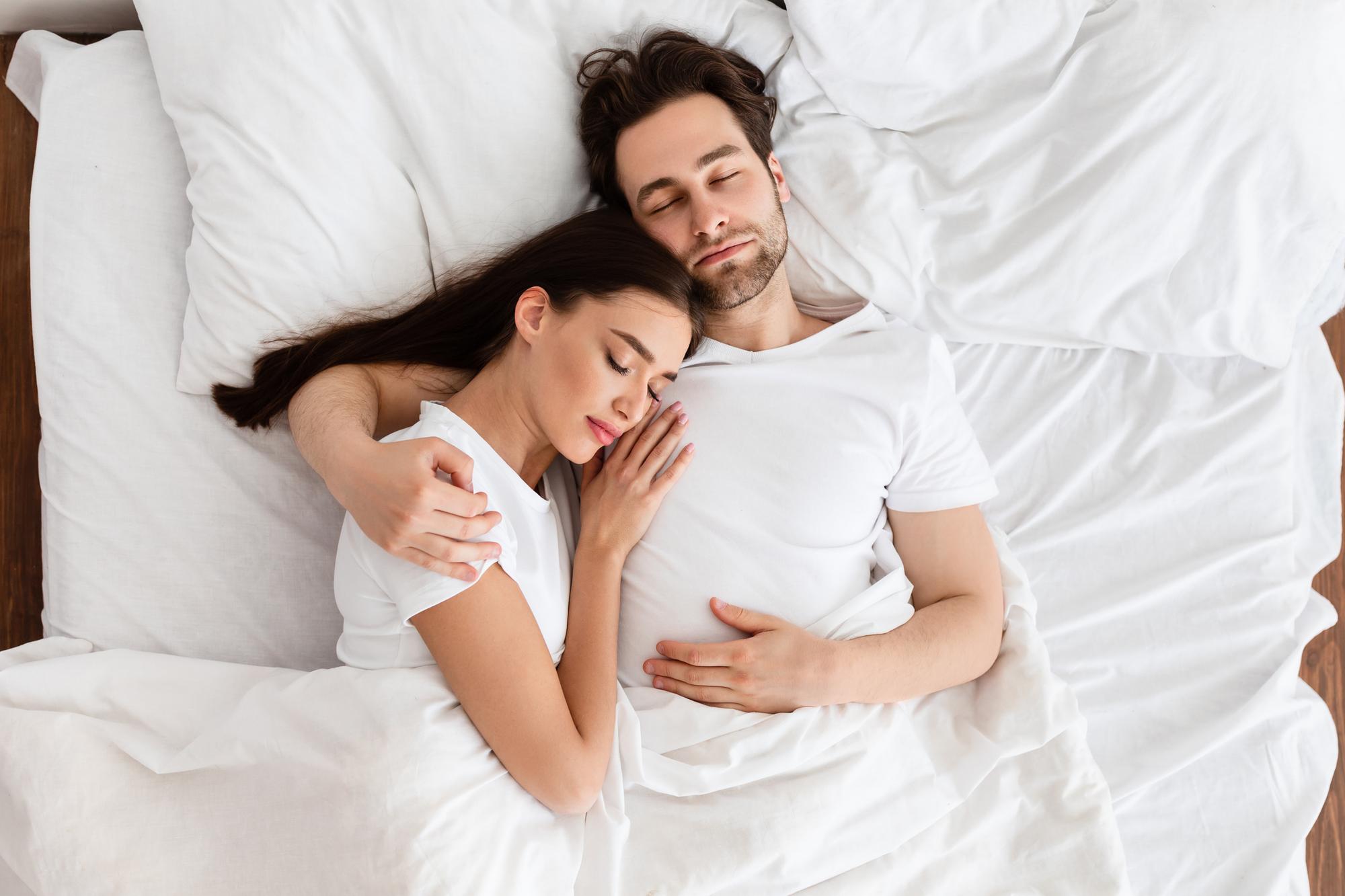 Spánok s partnerom navodzuje pocit bezpečia.