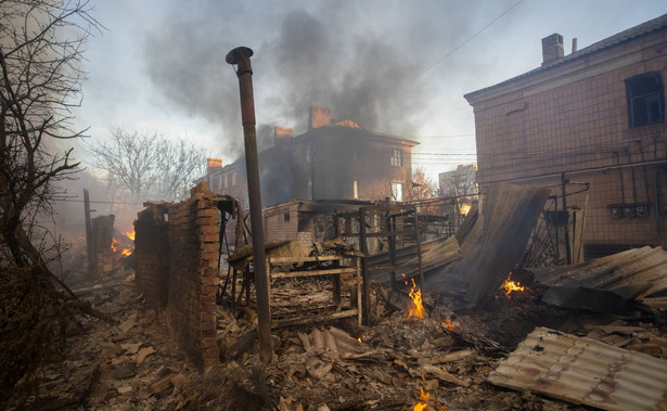 Pożar po rosyjskim ostrzale w miejscowości Bachmut