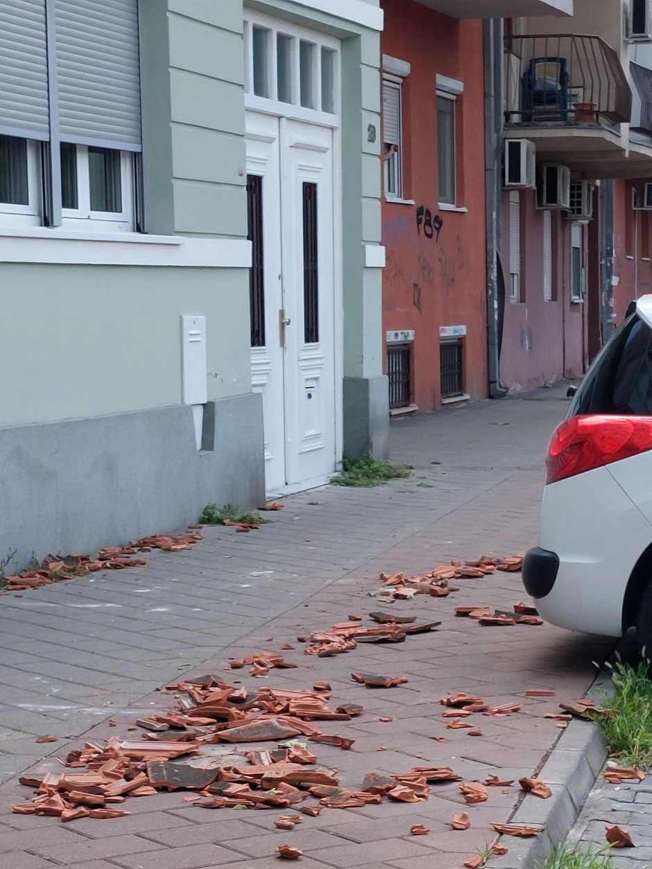 Crepovi razbacani po ulici