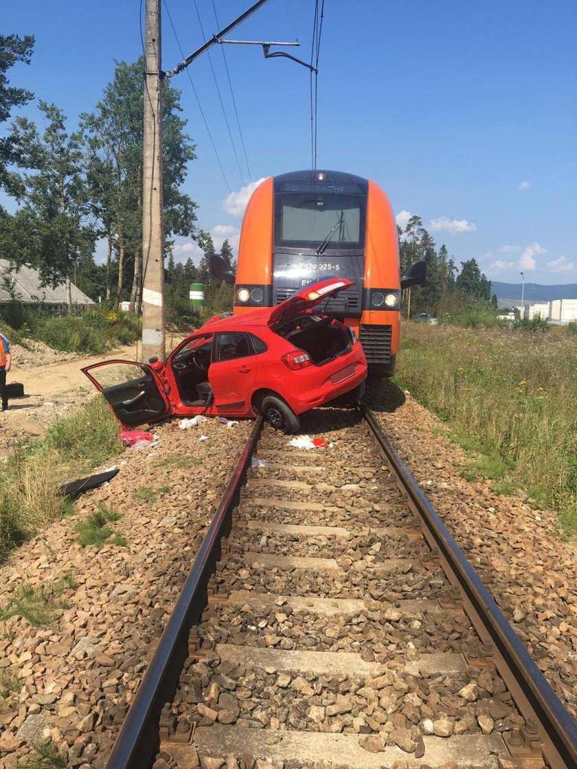 Pociąg staranował auto z kursantką. Wstrząsające nagranie