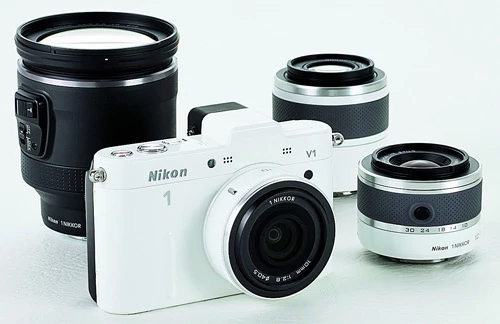 Parametry Nikona V1 i J1 są prawie identyczne. Największą różnicę stanowi wbudowany wizjer w modelu V1. Za to J1 ma zintegrowaną lampę błyskową, której brak w V1. Wybór obiektywów do systemu Nikon One jest jak na razie niewielki