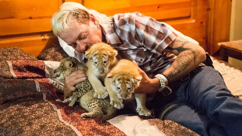 Joe Exotic i małe dzikie koty