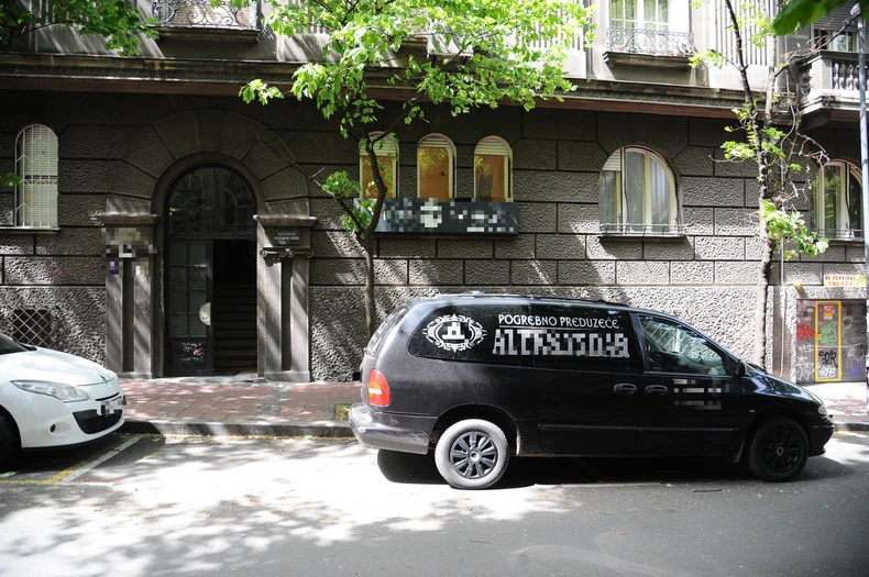Pogrebna služba ispred zgrade u kojoj je živeo Igor Pervić