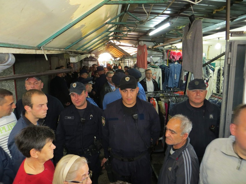 Policjski kordon između trgovaca i poreznika