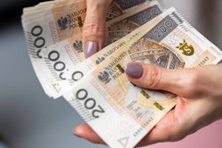 Nauczyciele otrzymają dwie "trzynastki"? Ruszają wypłaty dodatkowego wynagrodzenia rocznego