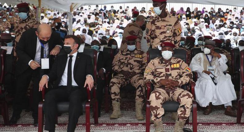 Macron et Mahamat Deby Itno lors des funérailles du président Idriss Deby
