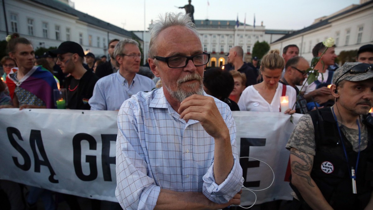 protestujący przed Pałacem Prezydenckim