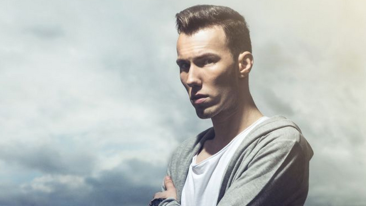 Stojący za projektem Tom Swoon, producent i DJ Dorian Kamil Tomasiak, przyznał się do spowodowania tragicznego w skutkach wypadku samochodowego pod wpływem alkoholu. W wyniku kolizji zginął pasażer uderzonego pojazdu. Muzyk, który oczekuje na wyrok sądu w areszcie, zdecydował się rozwiązać projekt. To pierwsza oficjalna wypowiedź DJ'a od czasu wypadku.