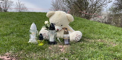 Tragedia w Kudowie-Zdroju. Biały miś, róża i znicze znaczą miejsce, gdzie zginęła 9-letnia Zosia