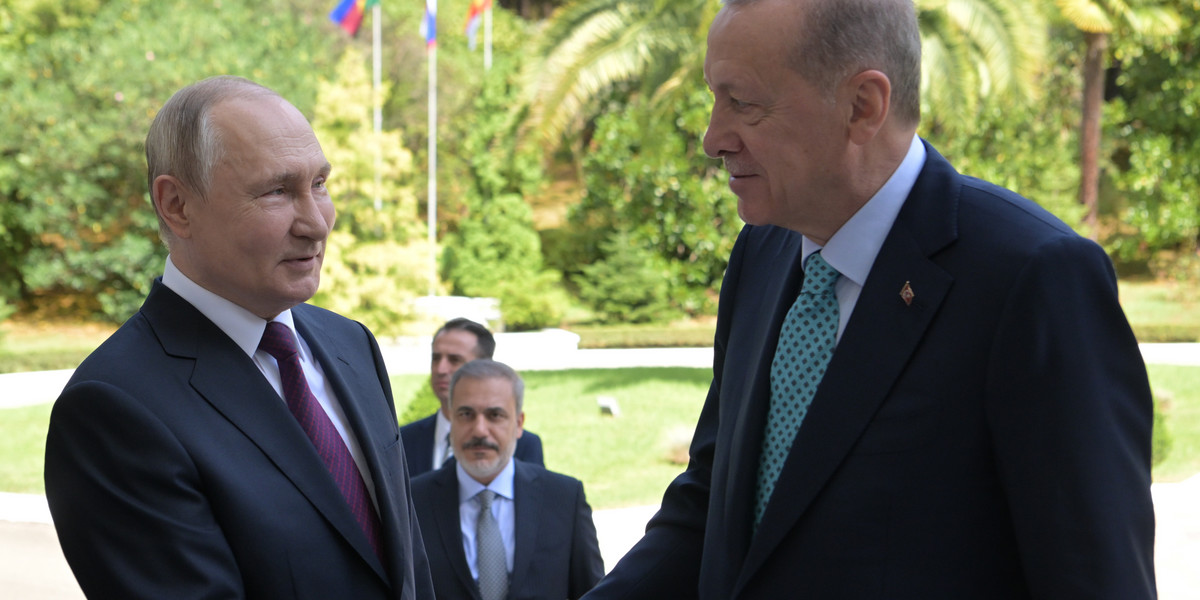 Prezydent Rosji Władimir Putin (po lewej) wita prezydenta Turcji Recepa Tayyipa Erdogana (po prawej) przed spotkaniem w Soczi w Rosji, 4 września 2023 r.