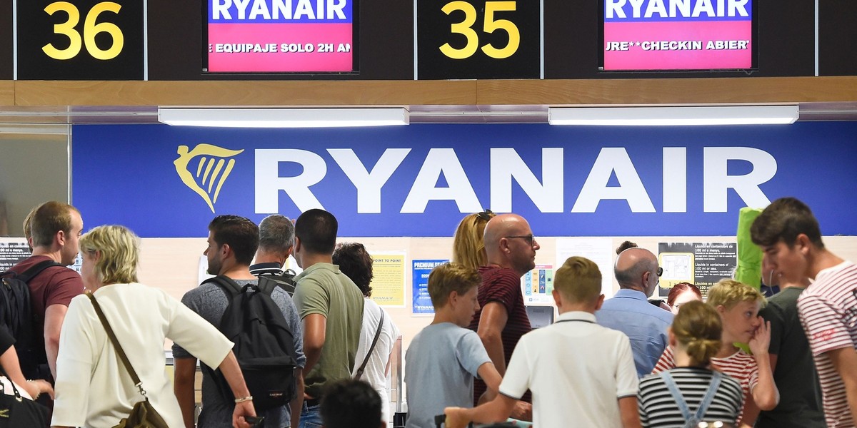 600 lotów odwołano w całej Europie w wyniku strajku personelu kabinowego irlandzkich tanich linii lotniczych Ryanair. Pracownicy chcą m.in., by w całej Europie umowy o pracę zawierano na podstawie prawa lokalnego, a nie irlandzkiego