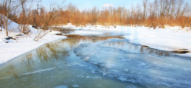 Woda podmywa domy. Lodołamacze płyną na ratunek