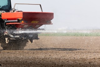 OPZZ ostrzega przed wyłączeniem nawozów z CBAM. Chodzi o bezpieczeństwo żywności i niezależność Europy