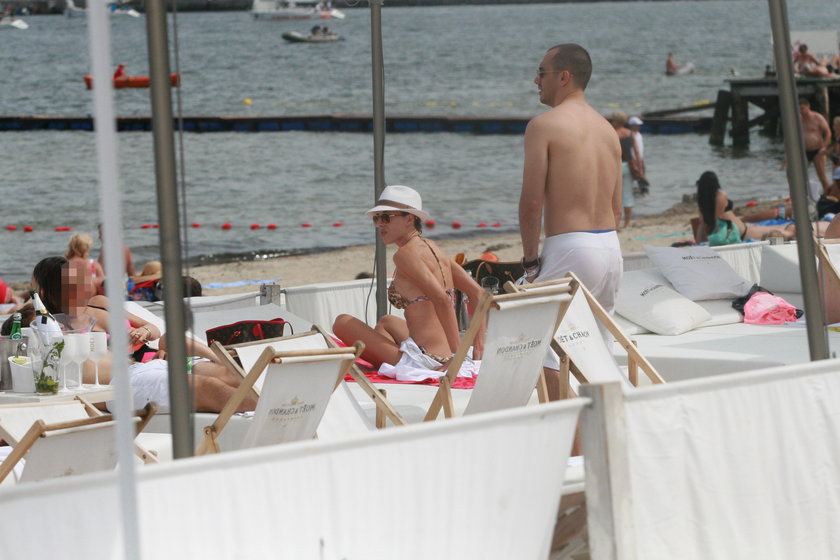 Ewa Chodakowska w bikini na plaży w Sopocie z mężem