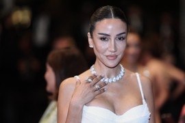 SRPKINJA BACILA CEO KAN POD NOGE Kada je ušetala OVAKO ODEVENA, zasenila sve! Žene će se zaljubiti u ovu haljinu koliko je LEPA, ZAVODLJIVA I ATRAKTIVNA