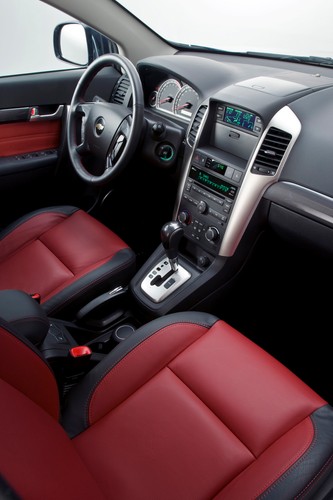 Nowa tapicerka uszyta z czerwonej i czarnej skóry