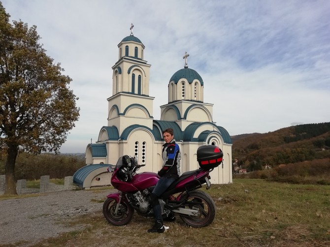 Rudnik nije prepreka za njenu „Hondu Hornet“ od 600 kubika