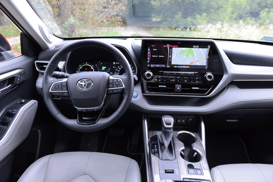Toyota Highlander ma starannie wykończoną kabinę, a większość materiałów jest bardzo dobrej jakości. W sumie, to odpowiednik Camry w świecie SUV-ów.