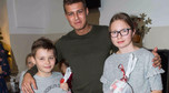 Mateusz Gąsiewski maluje bombki na przedświątecznym spotkaniu z dziećmi
