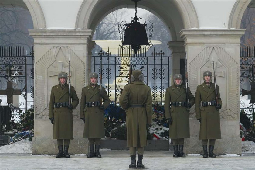 Zachcianka prezydenta? Żołnierze mają chodzić pod pomnikiem, a nie...