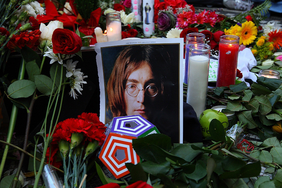 Kwiaty na miejscu śmierci Johna Lennona